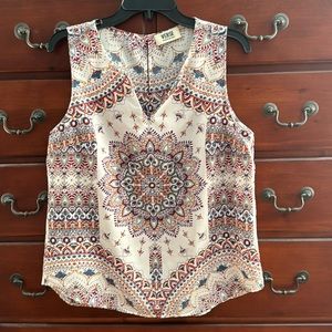 Verse sleeveless blouse